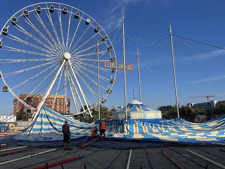 Roncalli - Aufbau des Zeltes am 06.10.2023 im Werksviertel-Mitte (©Foto:Martin Schmitz)
